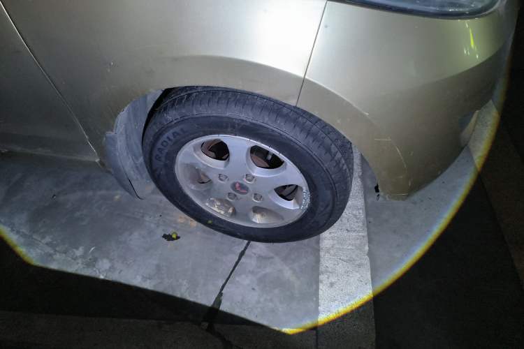 Used Wuling Hongguang 2010 1.4L Standard Version Right Front Wheel Hub