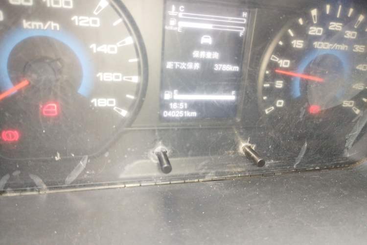 Used Iveco Daily 2023 2.8T V40 Van Long Wheelbase Mid-Roof Dual Tires Manual Doors 2-3 Seater
