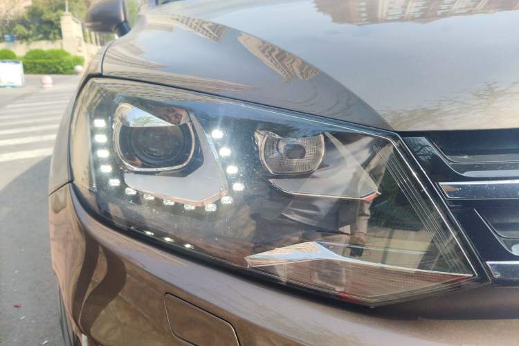 Used Volkswagen Touareg 2011 3.0 TDI Diesel Comfort Version Right Front Headlight