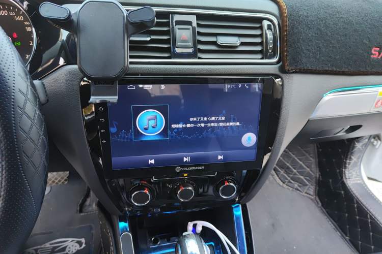 Used Volkswagen Sagitar 2018 1.6L Automatic Comfort Model Audio And AC Panel