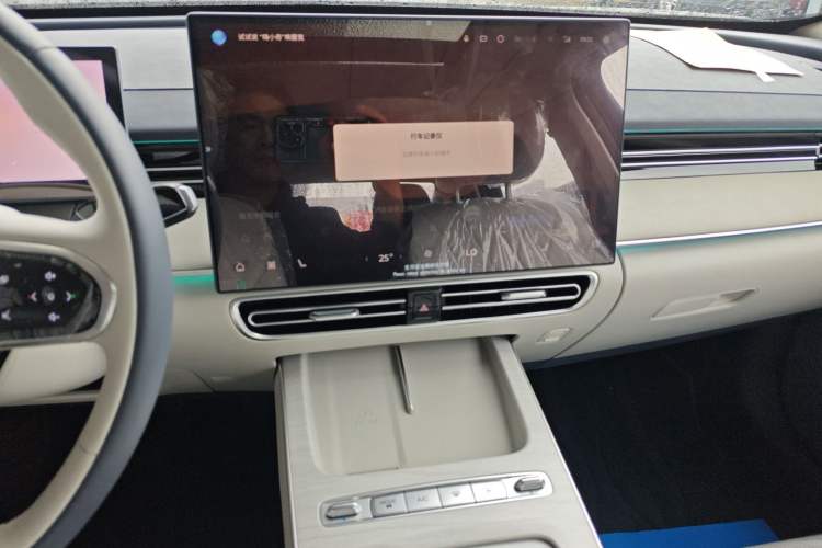 Used Fengyun A8L 2025 1.5 TGDI 145 km Luxury Version Audio And AC Panel