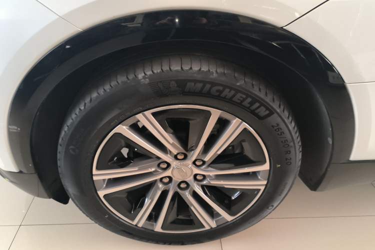 Used Cadillac LYRIQ 2022 Four-Wheel-Drive High-Performance Deluxe Edition Left Front Wheel Hub