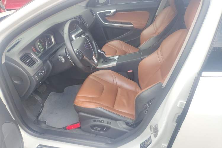 Used Volvo V60 2014 Restyled T5 Zhiya Edition
