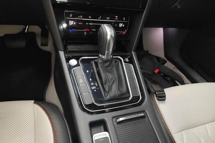 Used Volkswagen Magotan 2026 30 Million Vehicles Selected Model 380TSI DSG Luxury Edition Gear Lever