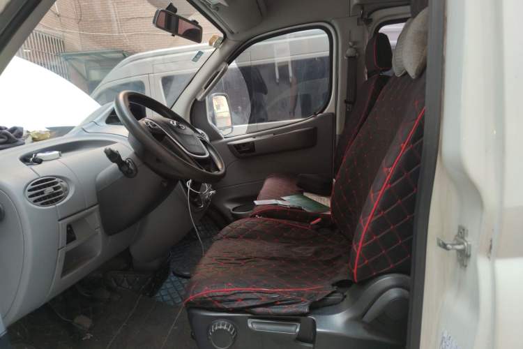 Used SAIC MAXUS Xintu V80 2019 2.5T Classic Edition 6-Speed Manual – Aoyuntong Modified Version Short Wheelbase Mid-Height Roof 5/6 Seats Left Front Seat