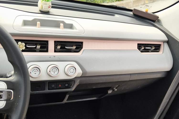 Used Chery QQ Ice Cream 2022 170km Sundae Phosphate Lithium-Ion Audio And AC Panel