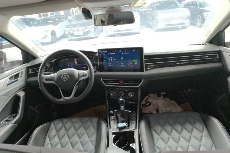 Used Volkswagen Sagitar 2023 300TSI DSG Excellence Edition Center Console