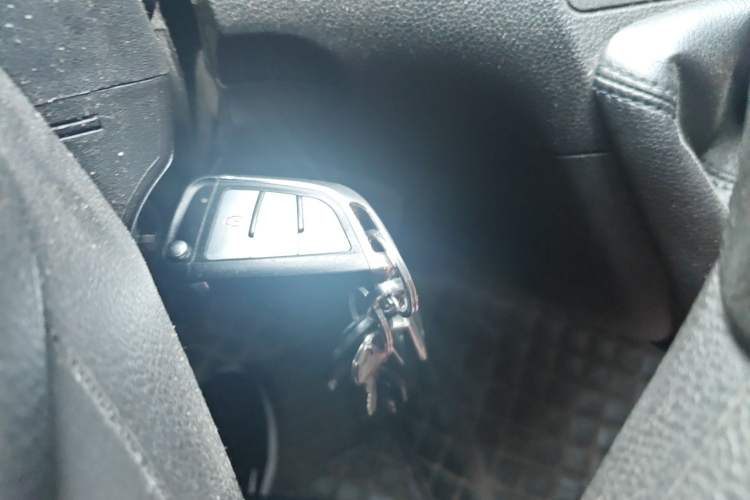 Used Ford Transit 2017 2.0T Diesel Multi-Function Commercial Vehicle Mid-Drive Mid-Roof China V Standard Vehicle Key