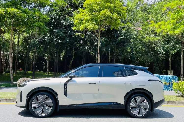 Used Lynk & Co 08 EM-P 2023 220km All-Wheel-Drive Performance Halo Exterior 4