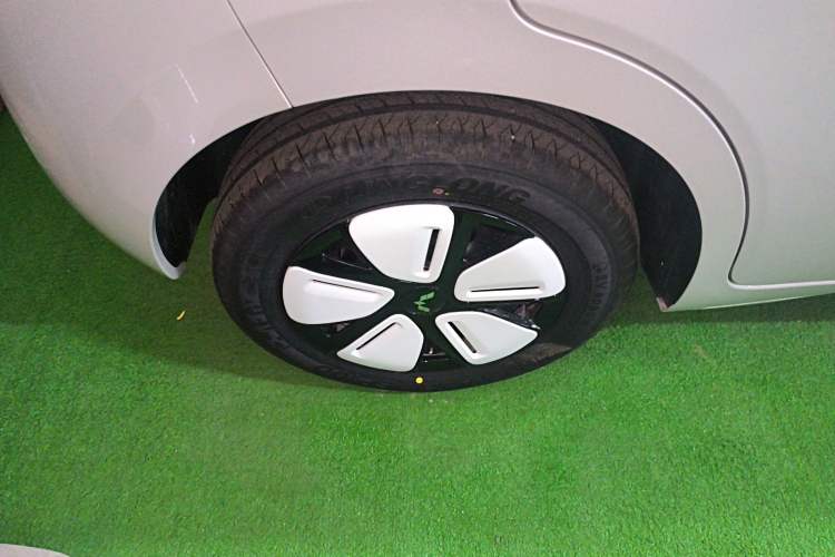 Used Wuling Hongguang MINIEV 2025 Four-Door Version Advanced Edition Right Rear Wheel Hub