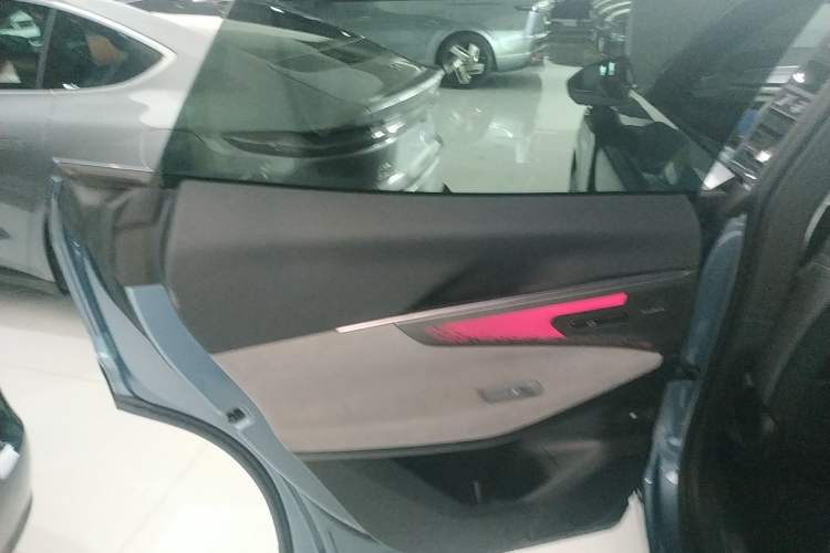 Used Lynk & Co 08 EM-P 2025 220 km All-Wheel-Drive Performance Halo