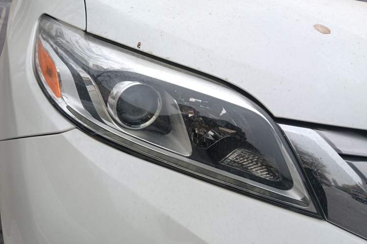 Used Toyota SIENNA  Right Front Headlight