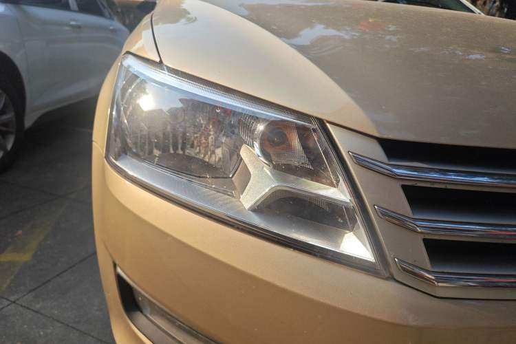 Used Volkswagen Santana 2013 1.6L Manual Comfort Edition Right Front Headlight