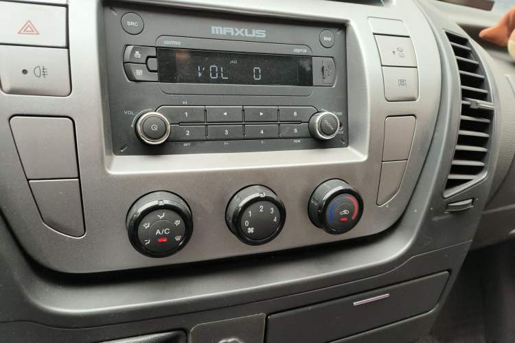 Used SAIC MAXUS Xintu V80 2016 2.5T Manual Aoyuntong National IV Short Wheelbase Mid-Roof 6-Seater