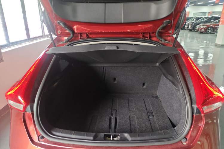 Used Volvo V40 2015 1.6T Zhiyi Edition Trunk