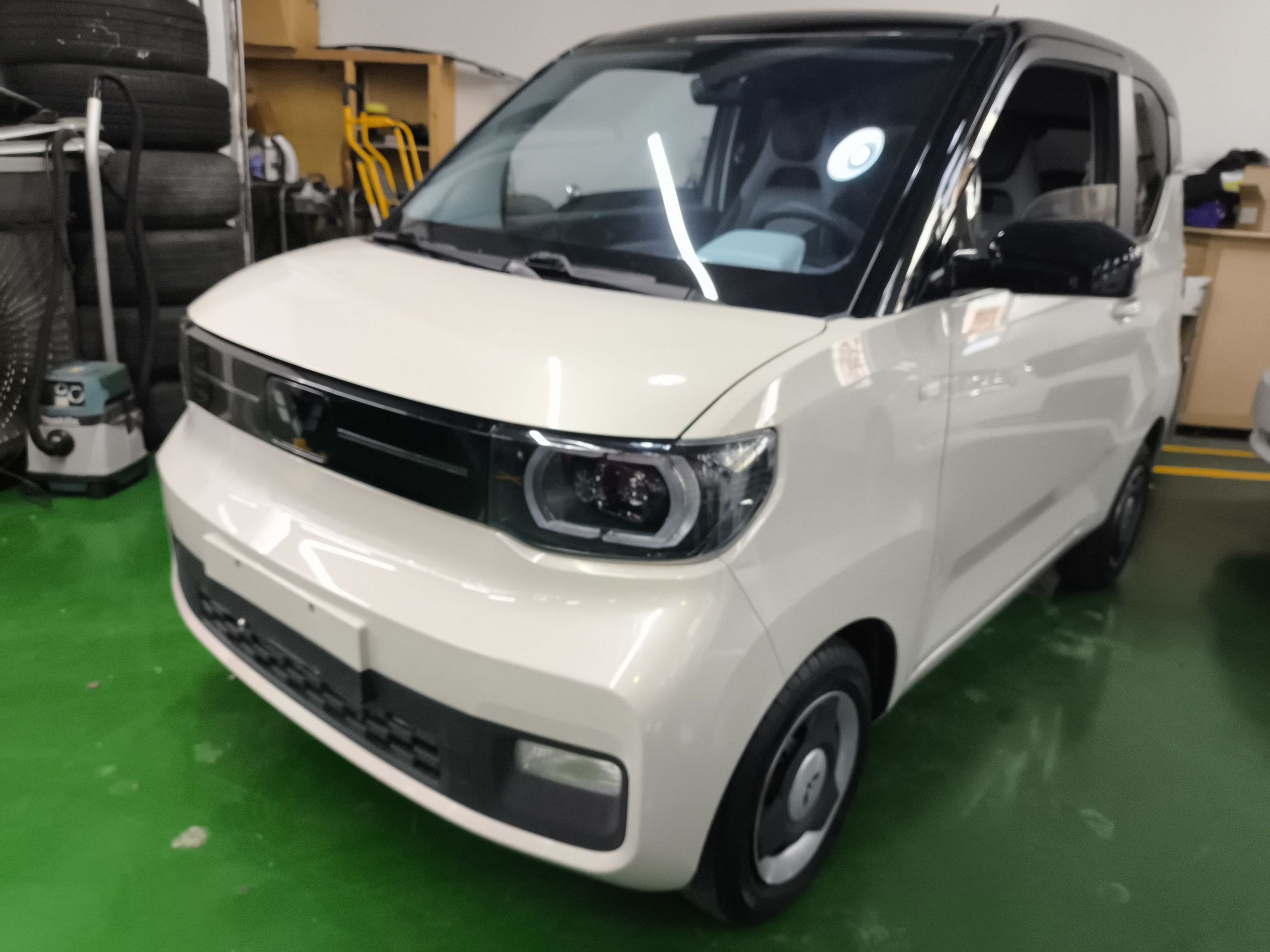 تحت مقدمة السيارة