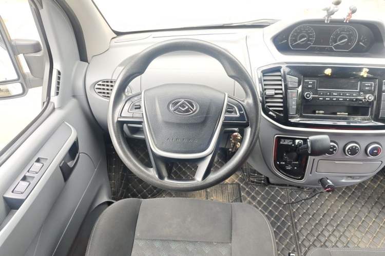 Used SAIC MAXUS Xintu V80 2021 2.0T AMT Classic Aoyuntong Short Wheelbase Mid-Roof 5/6-Seater
