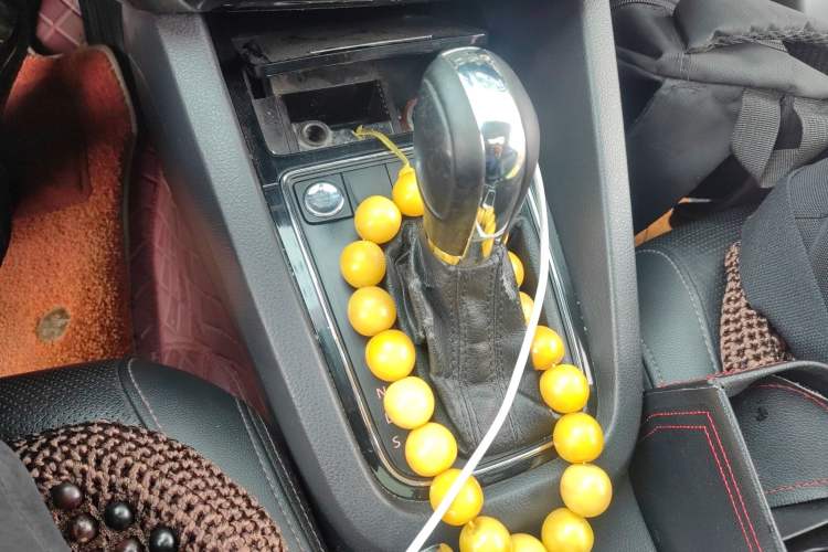 Used Volkswagen Sagitar 2015 230TSI Automatic Luxury Model Gear Lever