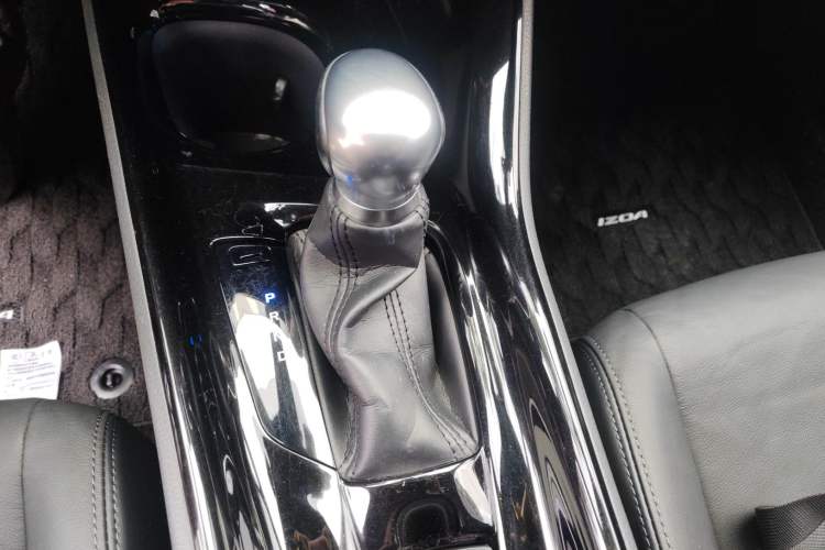 Used Toyota IZOA 2018 2.0L Yichi Version China VI Standard