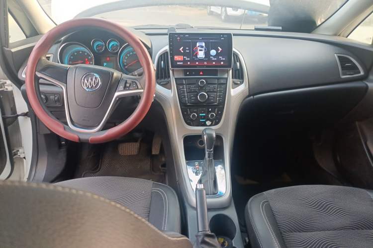 Used Buick GT 2012 XT 1.6L Automatic Fashion Edition Center Console