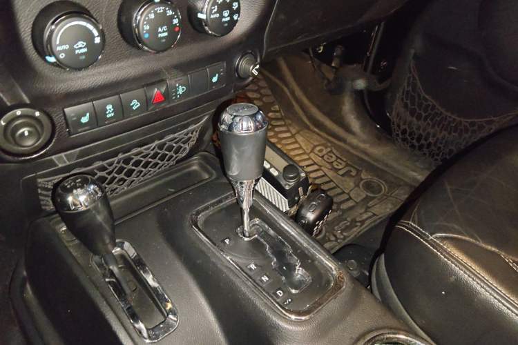 Used Jeep Wrangler 2015 3.0L Sahara Four-Door Comfort Edition Gear Lever