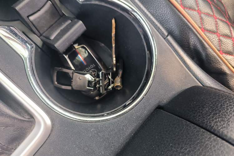 Used Toyota Highlander 2018 2.0T Four-Wheel Drive Luxury Edition 7 Seats China V Emission Standard Vehicle Key