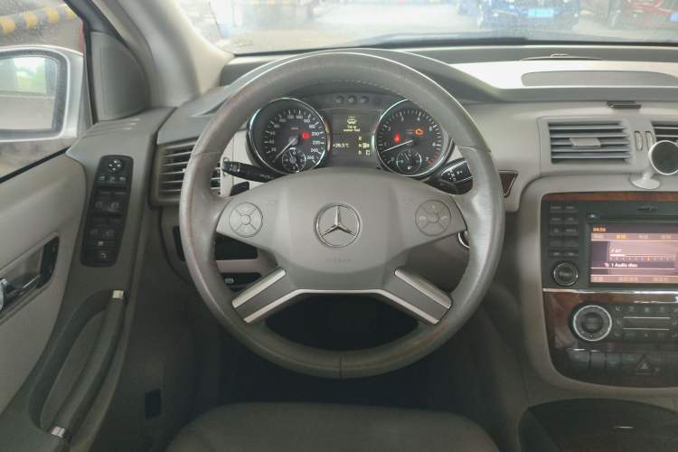 Used Mercedes-Benz R-Class 2010 R 350 L 4MATIC Grand Edition Steering Wheel