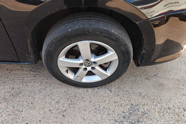 Used Volkswagen Bora 2012 1.6L Manual Fashion Edition Right Front Wheel Hub