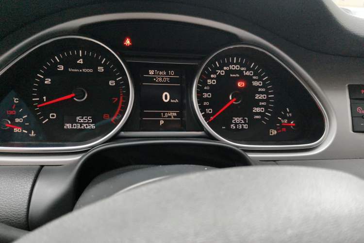 Used Audi Q7 2013 35 TFSI Comfort Model Odometer Close Up