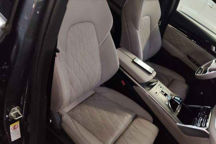 Used BYD Tang New Energy 2022 DM-p 215 km All-Wheel-Drive Deluxe Model Right Front Seat