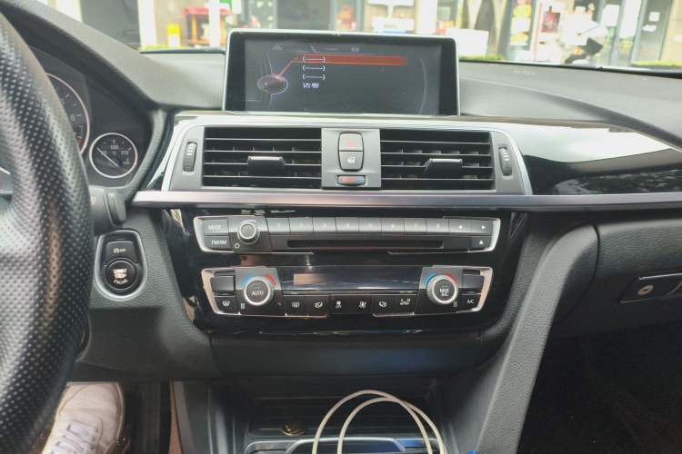 Used BMW 3 Series 2017 318i Fashion Model Audio And AC Panel