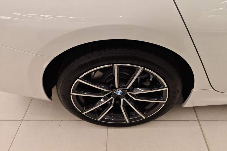 Used BMW 3 Series 2025 325i M Sport Package Right Rear Wheel Hub