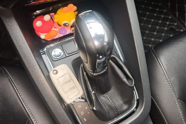 Used Volkswagen Sagitar 2018 1.6L Automatic Comfort Model Gear Lever