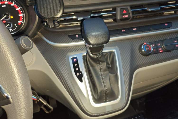 Used SAIC MAXUS Xintu V90 2022 2.0T Automatic Zhiyun King Rear-Drive Long Wheelbase High-Roof Design with Single Rear Tire—6/7 Seater
