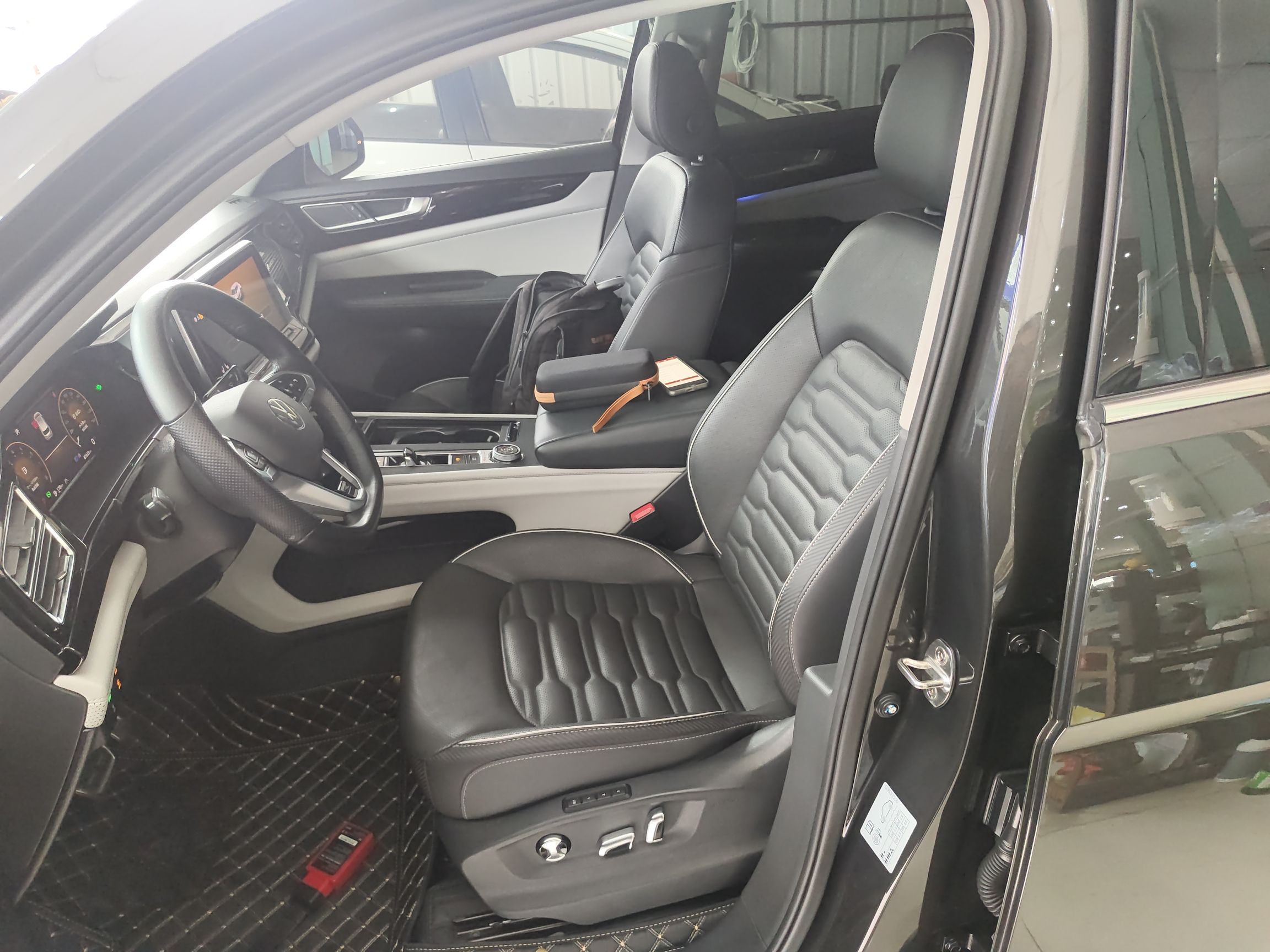 Переднее сиденье в автомобиле