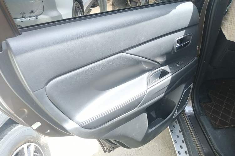 Used Mitsubishi Outlander 2018 2.0L Two-Wheel Drive Glory Edition 5 Seats Interior 5