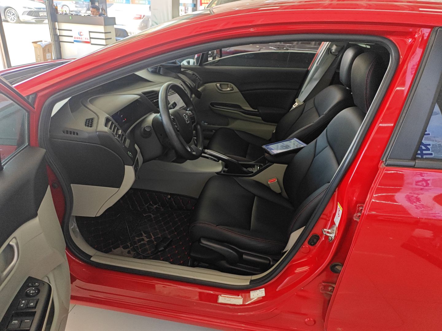 المقاعد الأمامية داخل السيارة