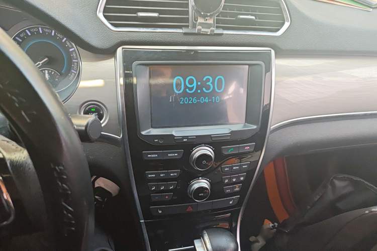 Used Haval H2 2017 Red-Label 1.5T Automatic Two-Wheel Drive Elite Model Audio And AC Panel