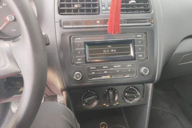 Used Volkswagen Polo 2014 1.4L Manual Fashion Edition Audio And AC Panel