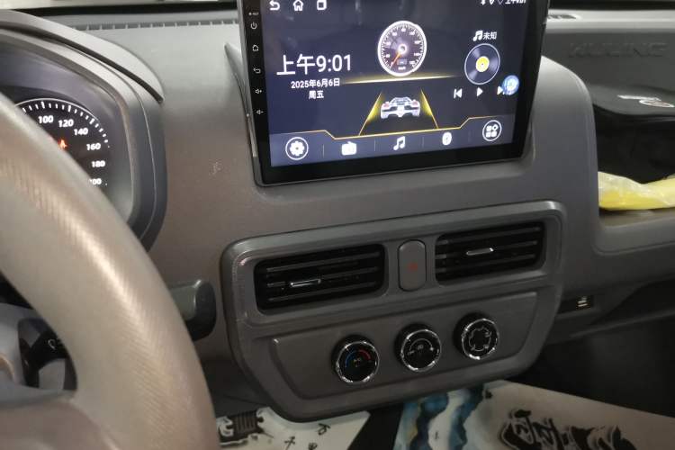 Used Wuling Yangguang 2024 300km Range Practical Window-Sealed Version 60kW Audio And AC Panel