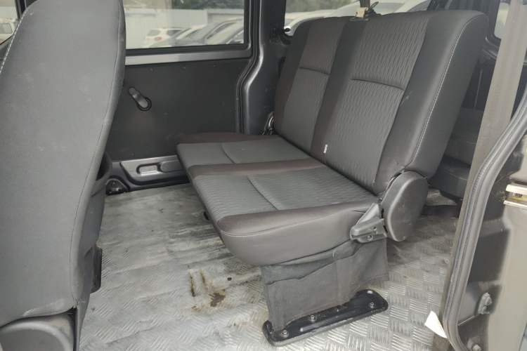 Used Jinbei Gold Hiace M Classic 2024 1.5L Engineering Lion Passenger Vehicle 6 Seats Interior 4