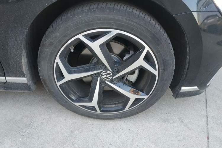 Used Volkswagen Magotan 2024 2 Million Units Zhongxiang Version 330TSI DSG Luxury Edition Right Front Wheel Hub