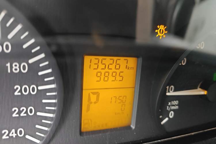 Used Mercedes-Benz Vito 2013 3.0L Elite Edition Odometer Close Up