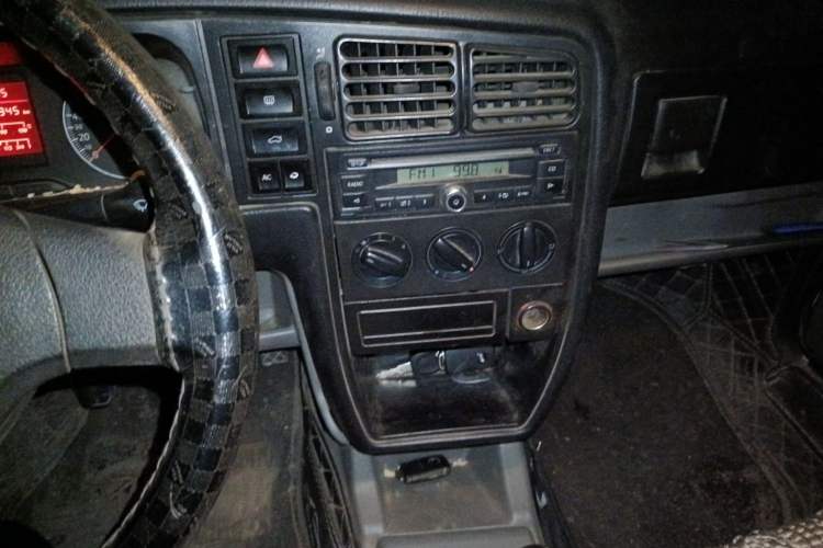 Used Volkswagen Jetta 2010 1.6L Partner Audio And AC Panel