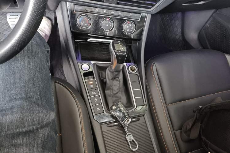 Used Volkswagen Sagitar 2021 280TSI DSG 30th Anniversary Edition Gear Lever