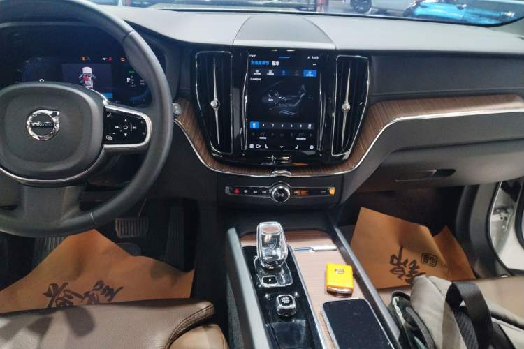 Used Volvo XC60 New Energy 2023 T8 Plug-in Hybrid Long-Range All-Wheel Drive Smart Luxury Edition