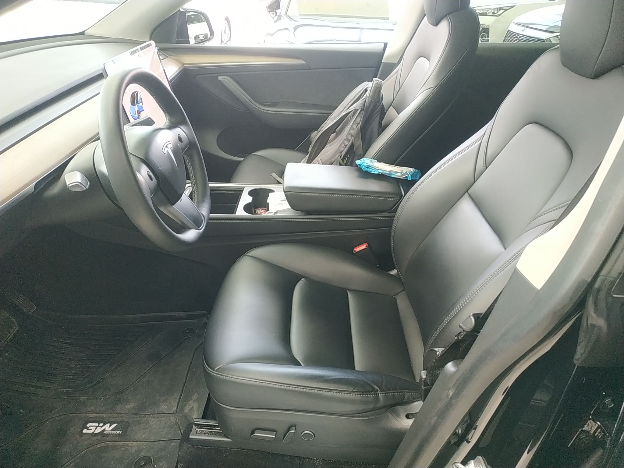 Переднее сиденье в автомобиле