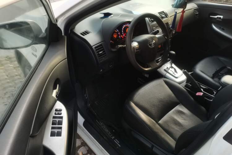 Used Toyota Corolla 2013 Special Edition 1.8L CVT ZhiKu GL-i Interior 3