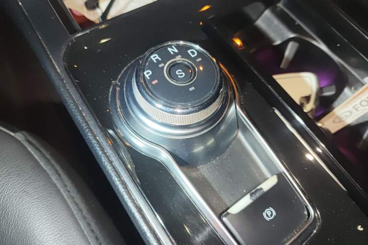 Used Ford Edge 2020 EcoBoost 245 Two-Wheel Drive Titanium 7-Seater Gear Lever