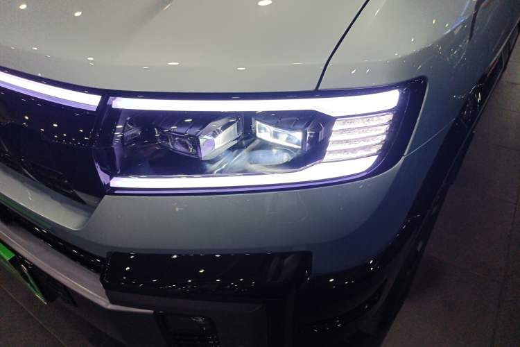 Used Formula Leopard Leopard 8 2025 Smart & Brave Luxury Edition 6 Seats